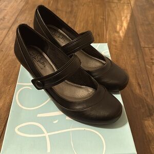 Women’s Size 9M Life Stride Black Pumps With Strap Style ‘Ready’